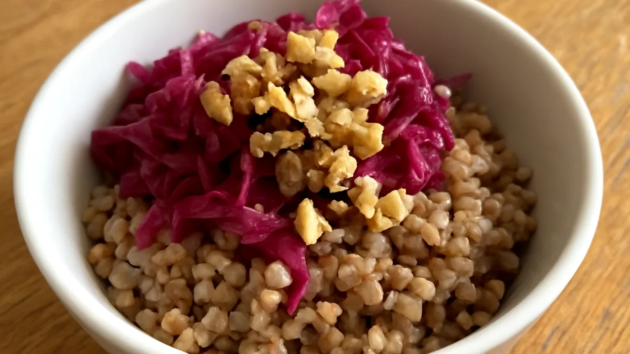 Buchweizen-Porridge mit fermentiertem Rotkohl und Walnüssen"