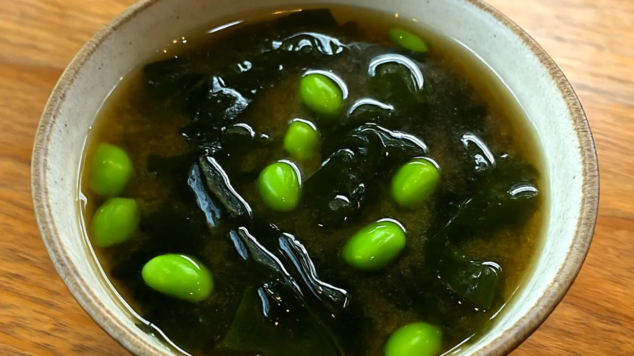 Miso-Suppe mit Wakame-Algen und Edamame"