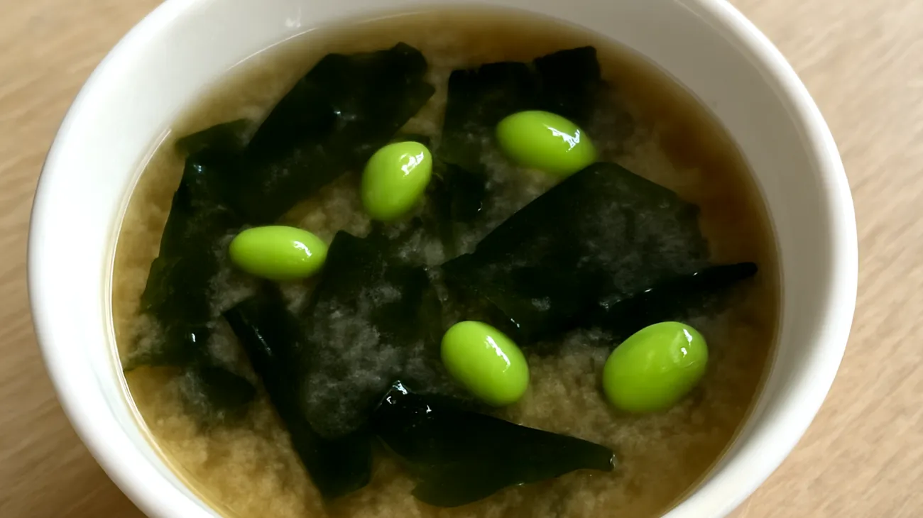 Miso-Suppe mit Wakame-Algen und Edamame"
