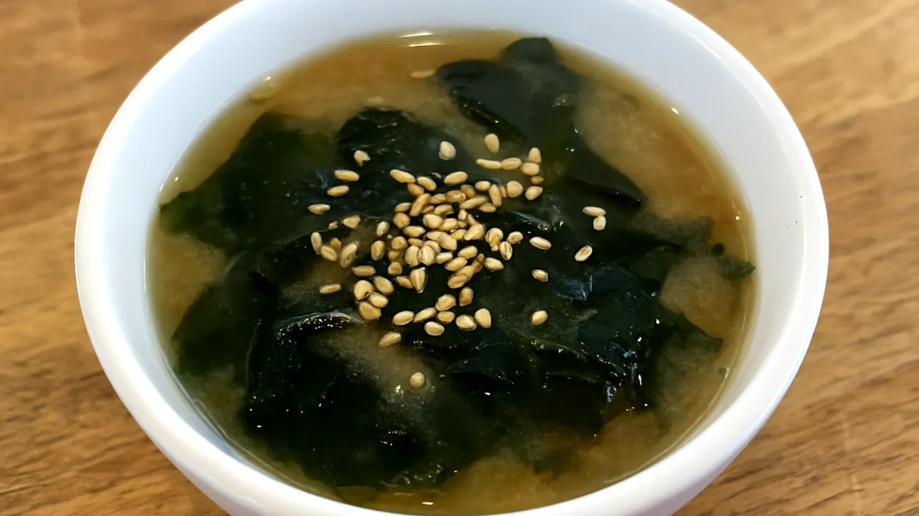 Miso-Suppe mit Wakame-Algen und geröstetem Sesam"