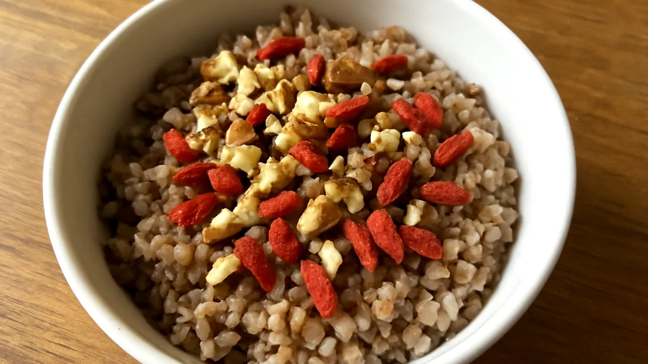 Rosenwurz-Buchweizen-Porridge mit Walnüssen und Goji-Beeren"